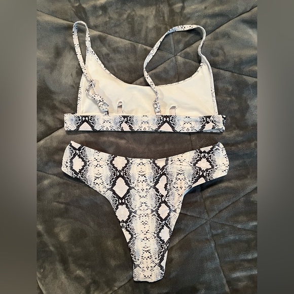 Bikini - Picture 2 of 3